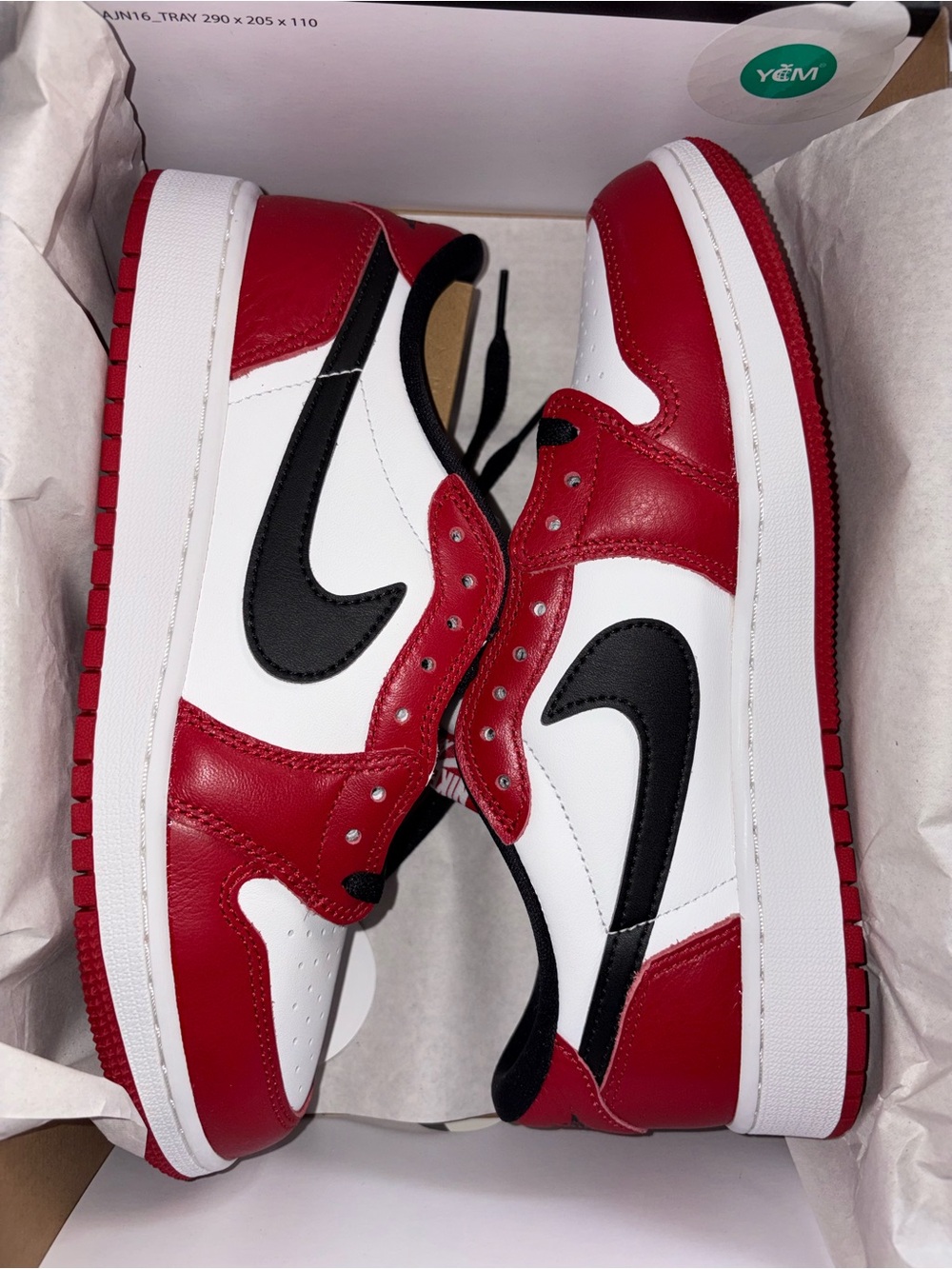 Jordan low Chicago Kids Sneakers in Red, White & Black